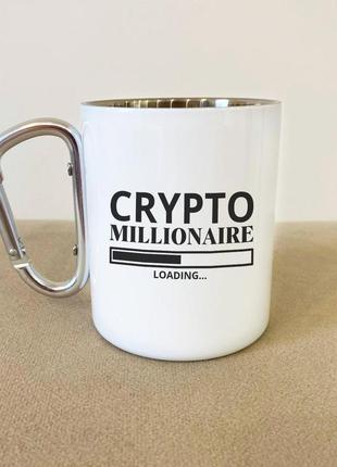 Кухоль металевий з принтом "crypto millionaire" 300 мл білий туристичний, похідна прикольна з карабіном1 фото