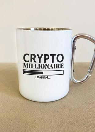 Кружка металлическая с принтом "crypto millionaire" 300мл белая туристическая, походная прикольная с карабином2 фото