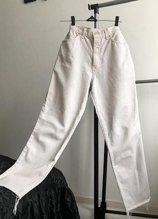 Mom джинсы бананы мом