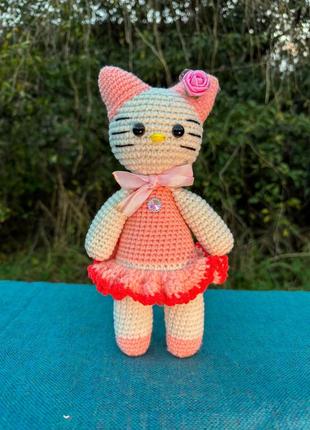 Hello kitty: уникальная вязаная кошечка