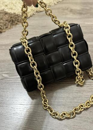 Чорна сумка з золотою фурнітурою 25х16 см4 фото
