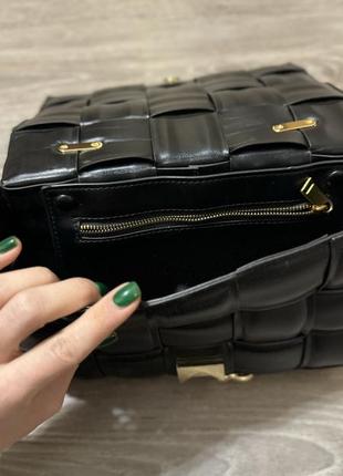 Чорна сумка з золотою фурнітурою 25х16 см5 фото