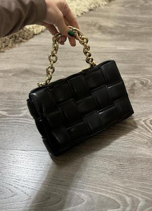 Чорна сумка з золотою фурнітурою 25х16 см6 фото