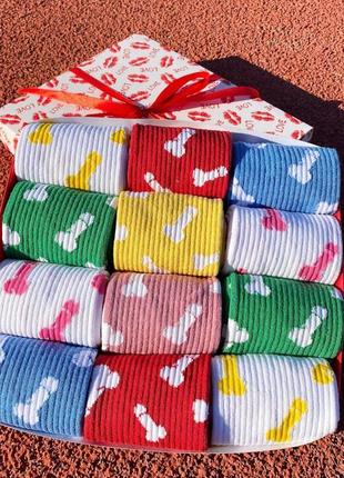 Подарунковий набір жіночих шкарпеток на 12 пар 36-41 р якісні з незвичайним принтом повсякденні та прикольні