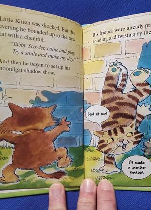 Книга на английском языке cheeky little kitten нахальный маленький котенок6 фото
