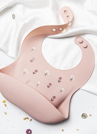 Силіконовий нагрудник кишенька «рожевий з квітами"