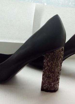 Туфлі на підборах