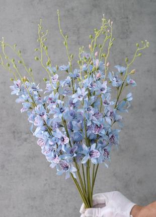 Штучна гілка, орхідея тайська, блакитного кольору, 70 см. квіти преміумкласу для інтер'єру, декору, фотозони3 фото