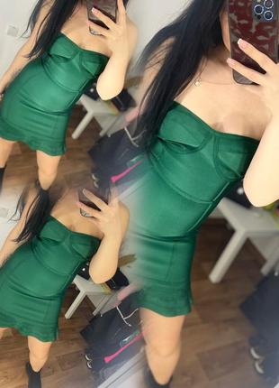 Зеленое бандажное платье