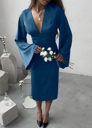 Роскошное шелковое платье с открытой спиной и объемными рукавами