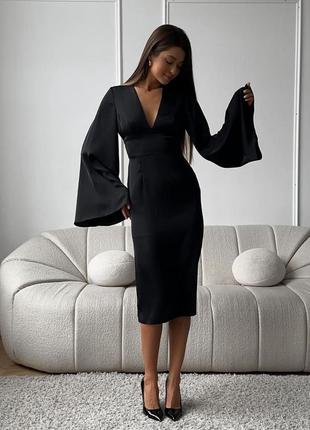 Роскошное шелковое платье с открытой спиной и объемными рукавами