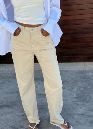 Стильные прямые джинсы с высокой посадкой