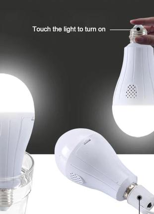 Очень яркая лампочка с двумя съемными аккумуляторами типа 18650 в комплекте