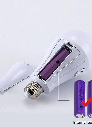 Очень яркая лампочка с двумя съемными аккумуляторами типа 18650 в комплекте