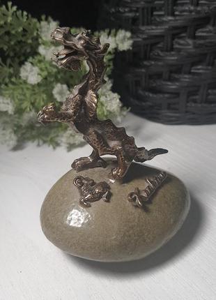Сувенир, статуэтка  из кракова вавельский дракон на камне6 фото