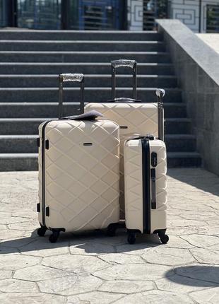 Качественный чемодан,польнее,противоударный пластик,ухие размеры,кодовый замок,wings2 фото