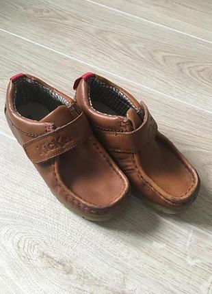 Туфлі, мокасини