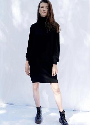 Трикотажна сукня з коміром-гольф