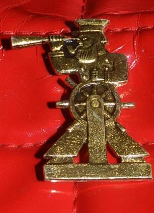 Винтажная золотистая брошь /значок ссср - моряк со штурвалом и подзорной трубой