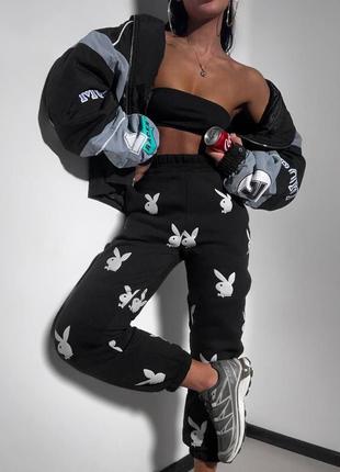 Штаны спортивные женские джоггеры с принтом на высокой посадке теплые на флисе с карманами качественные белые черные4 фото