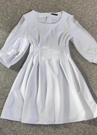 Белое платье с ажурным рукавом