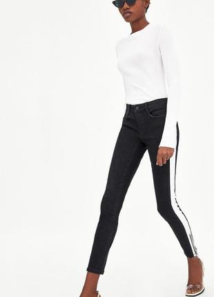 В наличии черные женские джинсы zara с белыми ломпасами2 фото