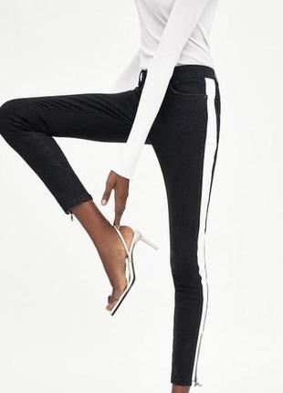 В наличии черные женские джинсы zara с белыми ломпасами4 фото