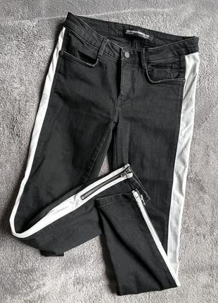 В наличии черные женские джинсы zara с белыми ломпасами5 фото