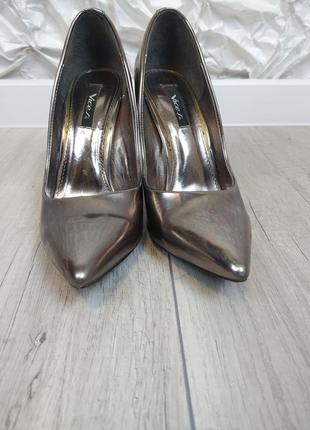 Женские серебристые лаковые туфли vices на каблуке размер 393 фото
