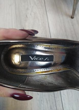 Женские серебристые лаковые туфли vices на каблуке размер 396 фото