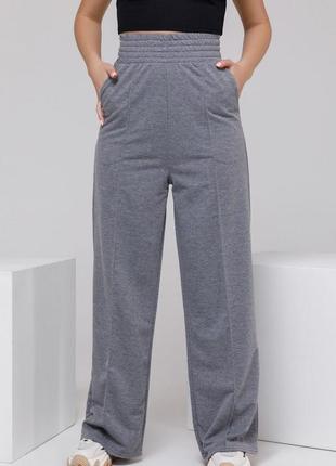 Серые широкие трикотажные брюки со стрелками3 фото