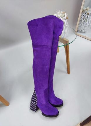 Фіолетові замшеві високі чоботи ботфорти на зручному каблуку