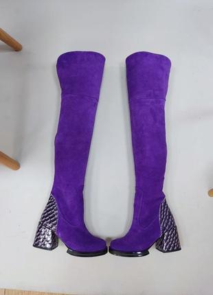 Фиолетовые замшевые высокие сапоги ботфорты на удобном каблуке7 фото