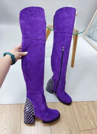 Фиолетовые замшевые высокие сапоги ботфорты на удобном каблуке8 фото