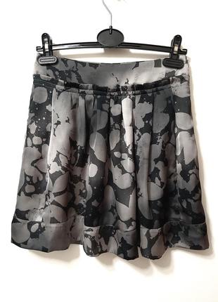 Benetton мини юбка летняя серая/чёрная в оттенках цветы в сборку/складки расширенная женская 46