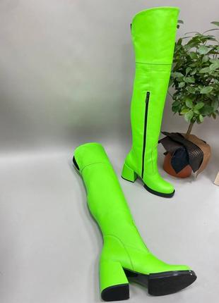 Яскраві салатові високі чоботи ботфорти на зручному каблуку5 фото