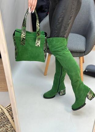 Зеленые замшевые высокие сапоги ботфорты на удобном каблуке + сумка