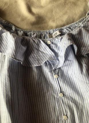 Блуза , блузка  c пуговками , со спущенными плечиками , с рюшом от mango2 фото