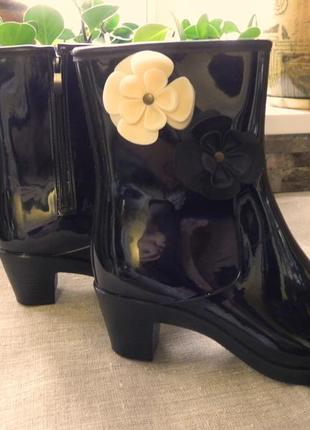 Резиновые сапоги ботильоны на каблуке и молнии с цветами2 фото