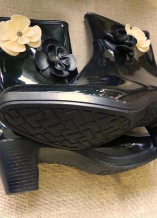 Резиновые сапоги ботильоны на каблуке и молнии с цветами5 фото