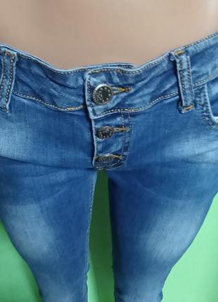 Красивые облегающие джинсы для девочек3 фото