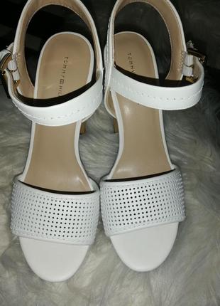 Знижка!!!!фірмові босоніжки від бренду "tommy hilfiger"