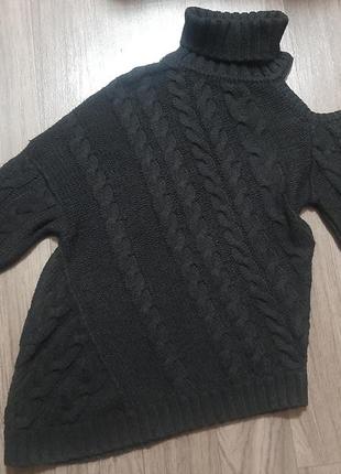 Вязаный свитер с открытым плечом6 фото