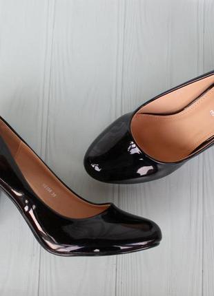 Черные туфли 39 размера на устойчивом каблуке1 фото