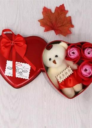 Подарунковий набір із мильною квіткою з 3 трояндами 1 ведмедик червоний1 фото