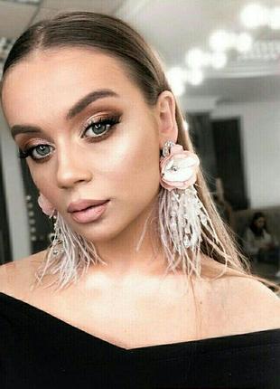 Розкішні вечірні сережки з пір'я,кольору пудра
