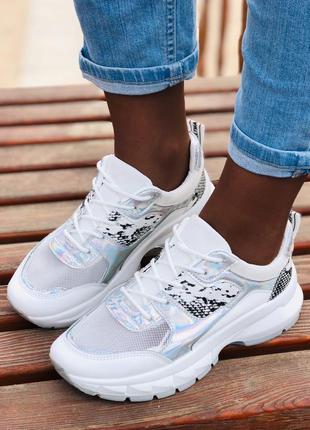 Білі кросівки зі зміїним принтом