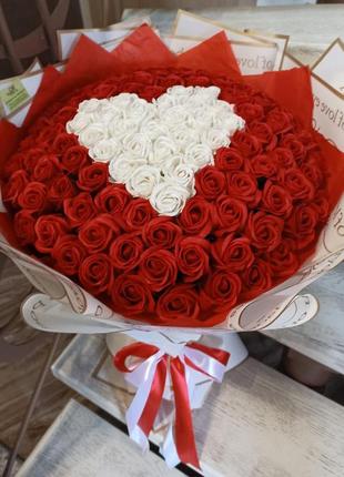 Букет 101 красная мыльная роза в кальке "станция любовь"