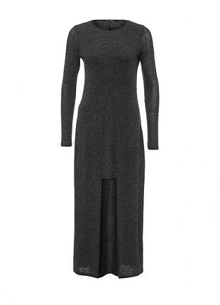 Платье темно-серого цвета.