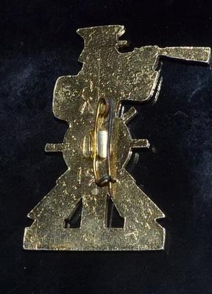 Винтажная золотистая брошь /значок ссср - моряк со штурвалом и подзорной трубой2 фото